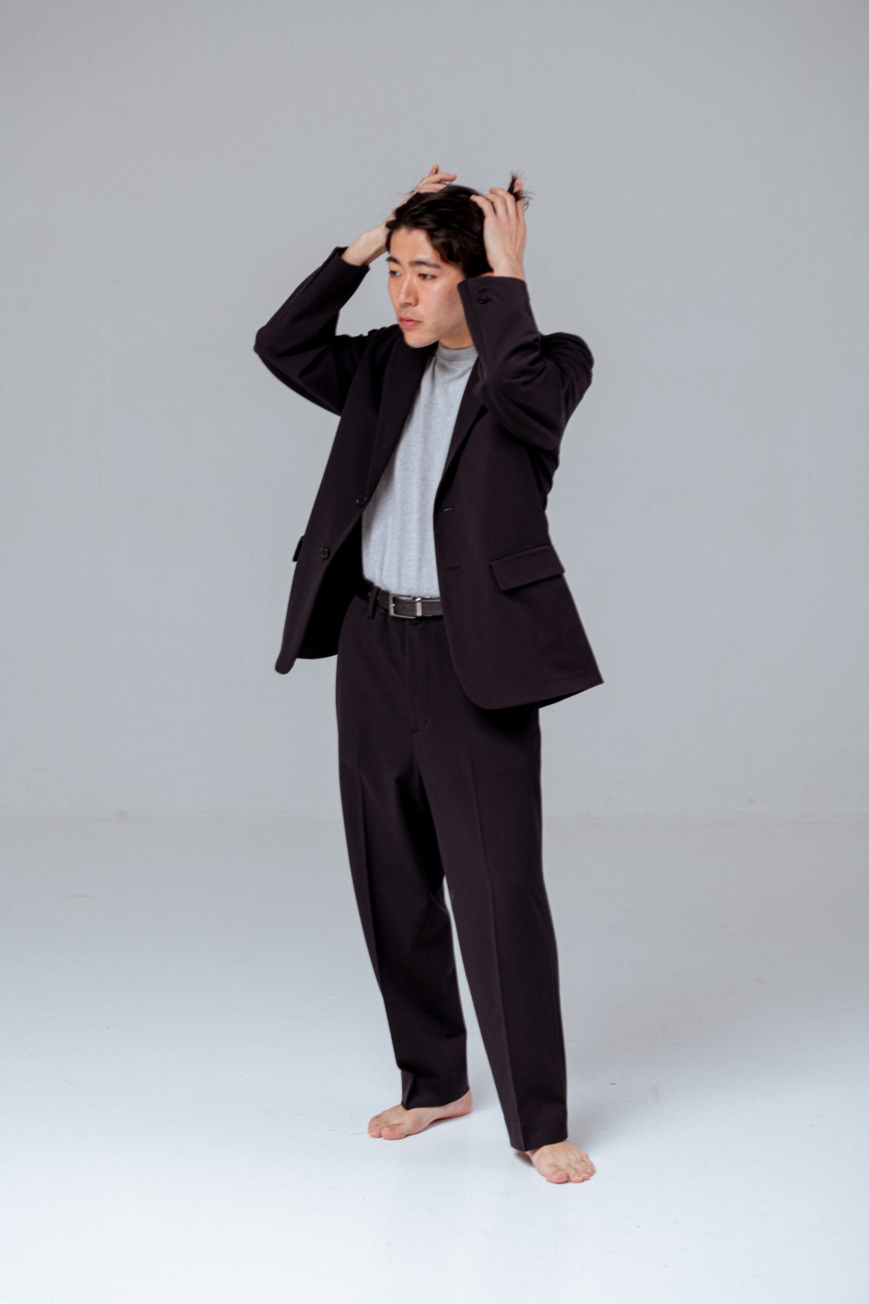 俳優：藤家矢麻刀の全身写真