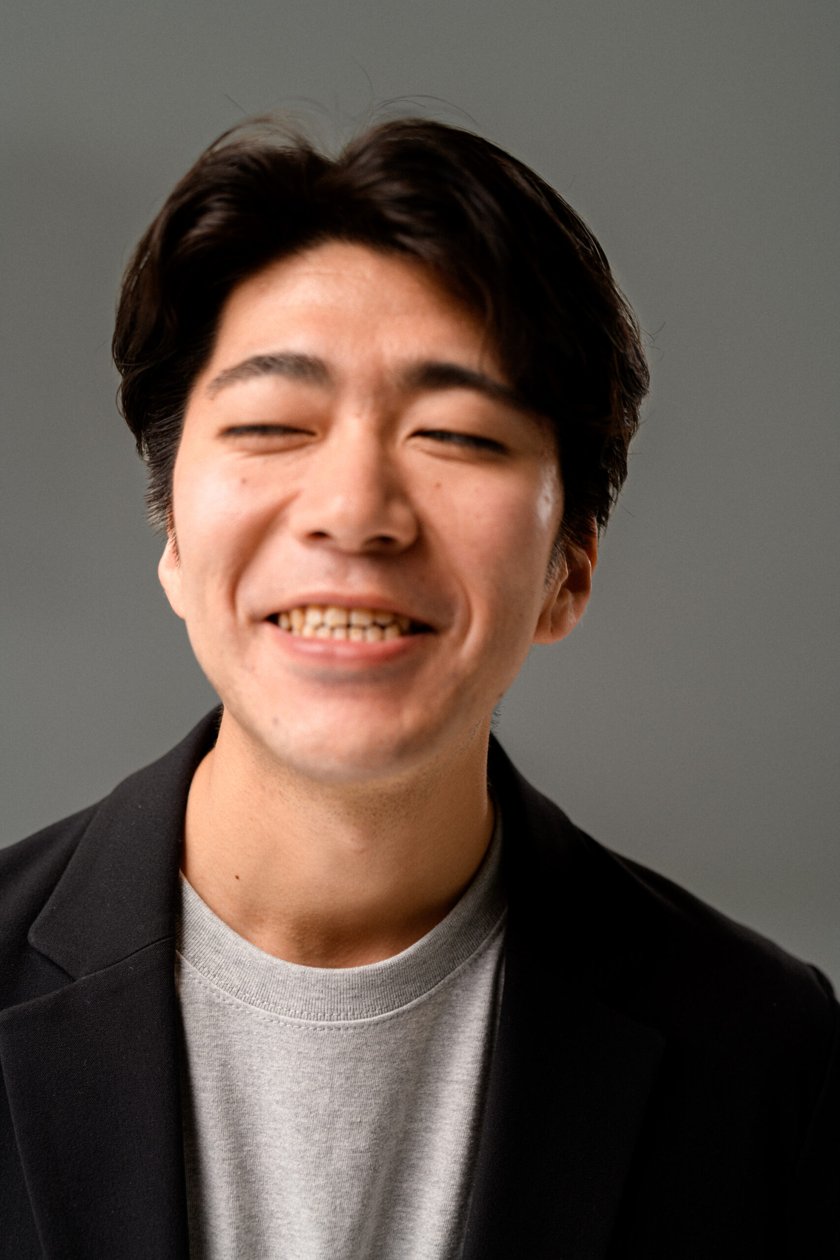 俳優：藤家矢麻刀の笑顔のアップ写真