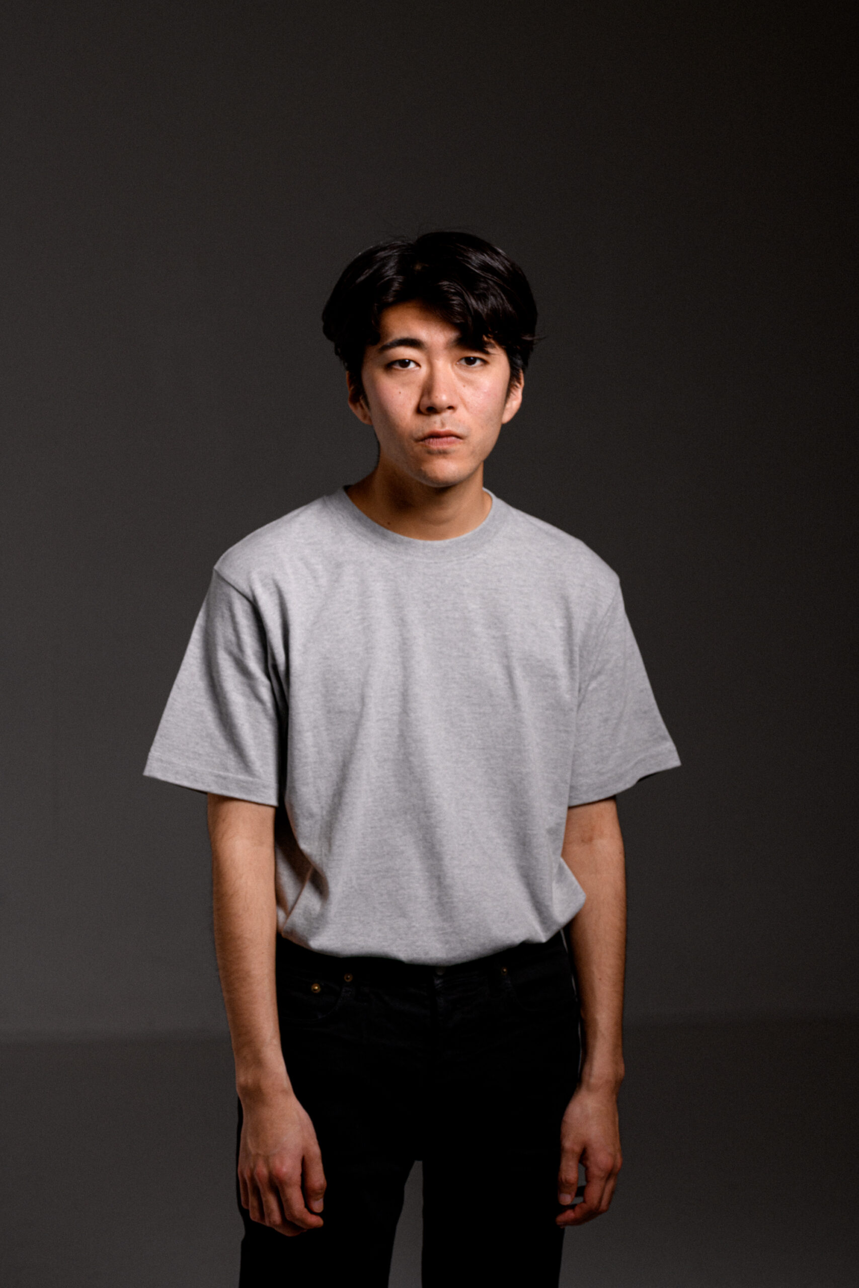 俳優：藤家矢麻刀のバストアップ写真。