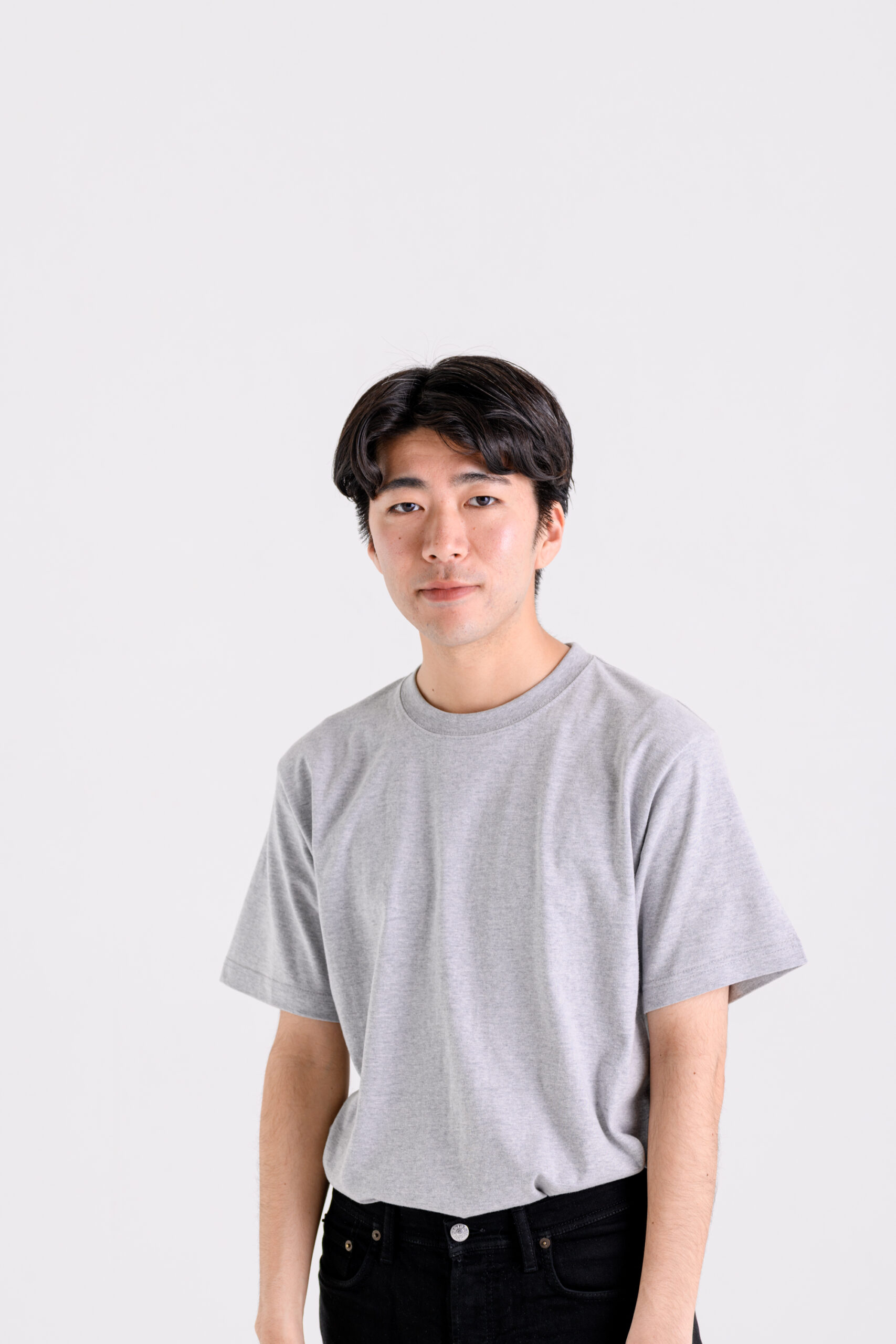 俳優：藤家矢麻刀のアップ写真。笑顔の表情。